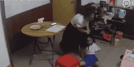 小女孩打屁股针视频,小女孩勇敢面对，网友点赞传递正能量