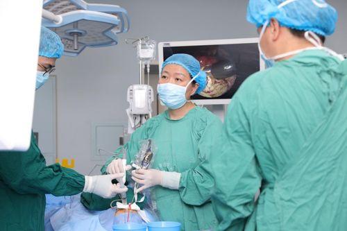 医院冲洗耳朵过程视频,专业医疗操作演示