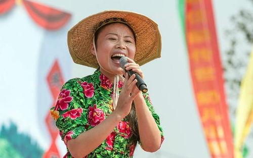 草帽姐演出最新视频,激情四溢，舞动青春风采