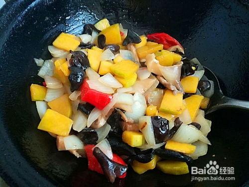 黑蘑菇和生瓜一起吃,探寻未知美食之旅