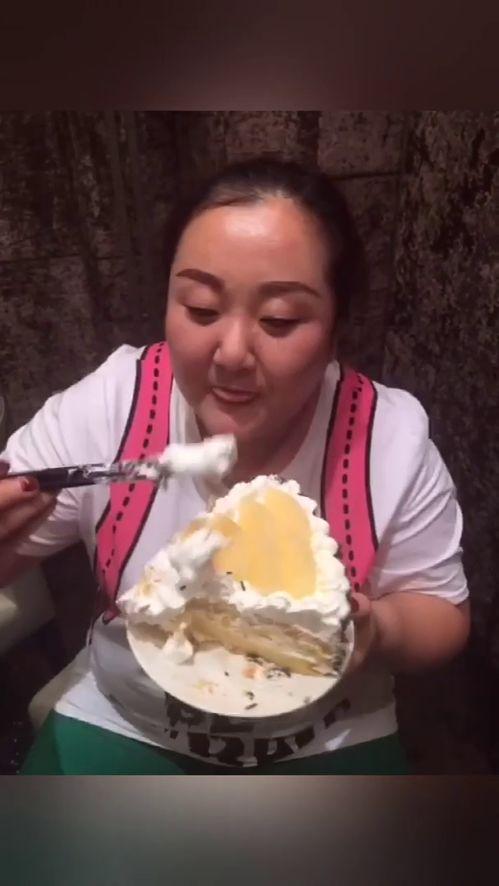 吃蛋糕的视频,一起见证蛋糕的诞生与分享