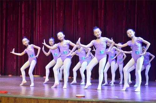 我是小小兵舞蹈考级视频二级,活力四溢的青春舞步