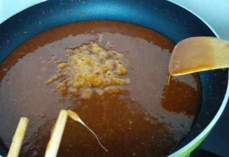 糖画熬糖视频,传统美食的熬制魅力展现