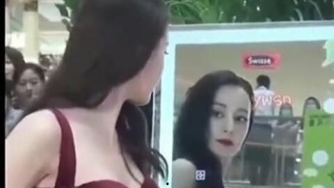 迪丽热巴游泳视频,泳姿优雅展现运动魅力