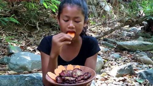 黑妹吃酸瓜,酸爽滋味尽在其中