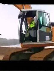 挖掘机视频表演大全集,机械舞动，力与美的完美融合