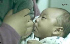 女生喂奶视频,温馨喂奶视频感动无数网友