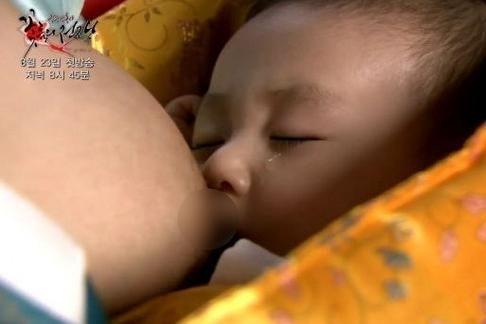 女生喂奶视频,温馨喂奶视频感动无数网友