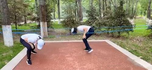 跳皮筋的视频,跟随跳皮筋视频感受传统运动的魅力