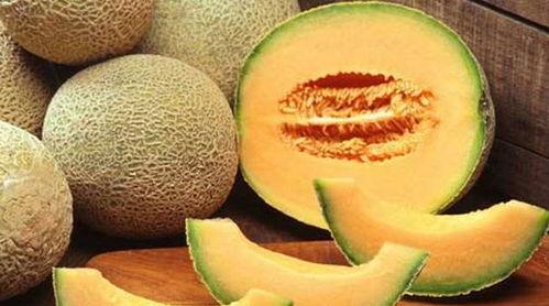 吃哈密瓜吐出来是黑的,揭秘吐出黑籽的奇妙现象