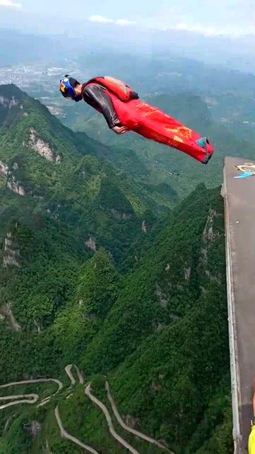 天门山飞人视频,天门山飞人惊险一跃全程回顾