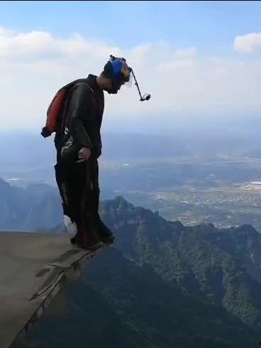 天门山飞人视频,天门山飞人惊险一跃全程回顾